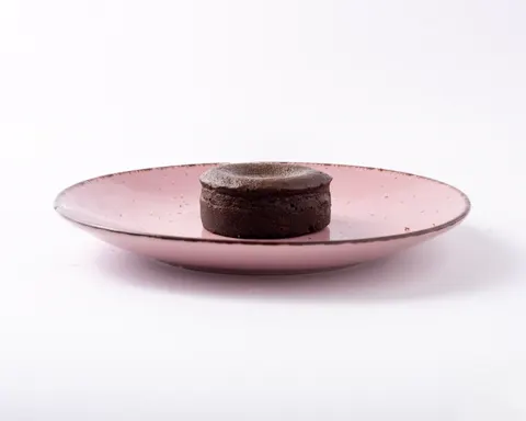 Ein Lavacake auf einem rosa Teller